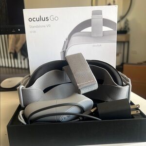 Oculus Go Standalone VR Headset like New + Box